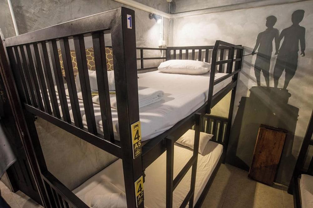 Beehive Phuket Old Town - Hostel Room Type - Bed in 4 Beds Mixed Dorm