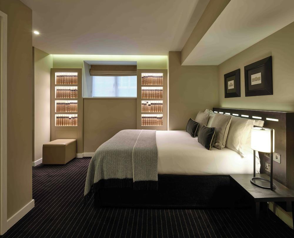 The Resident Victoria Room Type - The Snug Lower Level