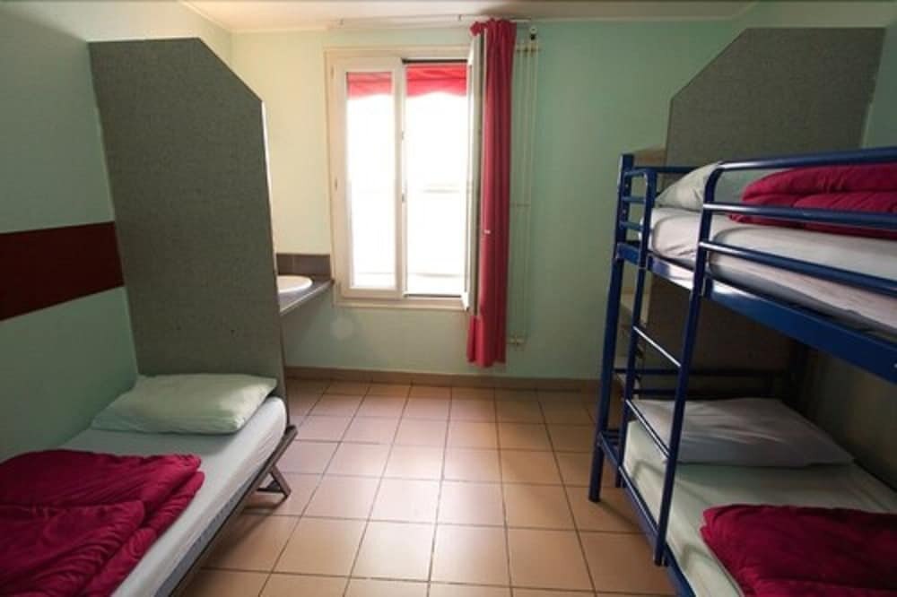 Auberge Internationale des Jeunes - Hostel Room Type - Triple Room, Shared Bathroom