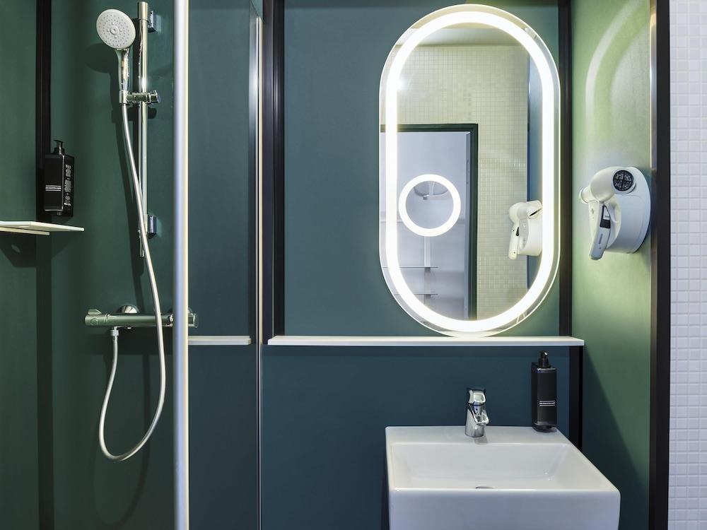 ibis Clamart Paris Velizy Room Type - Standard Room with 1 double bed and sofa ibis Clamart Paris Velizy Room Type - Standard Room with 1 double bed and sofa