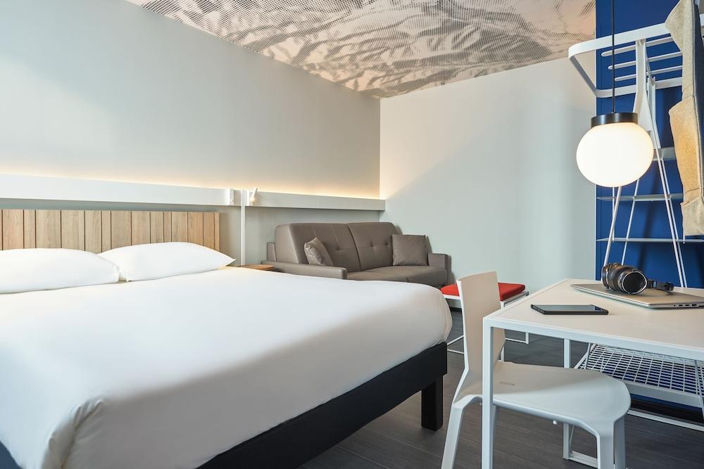 ibis Clamart Paris Velizy Room Type - Standard Room with 1 double bed and sofa