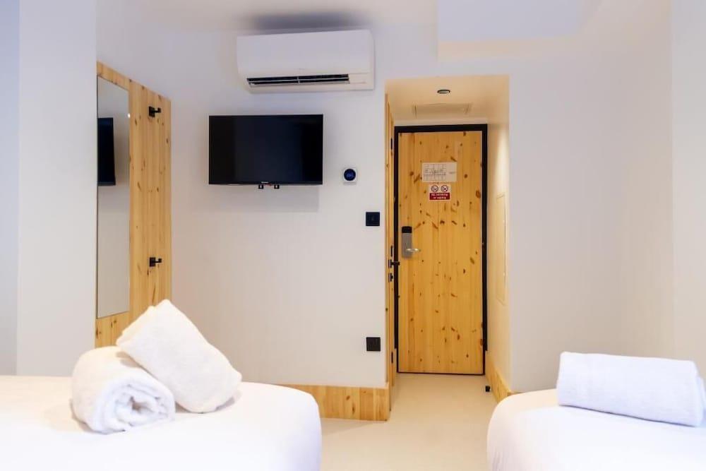 EasyHotel Paddington Room Type - Family Triple Room