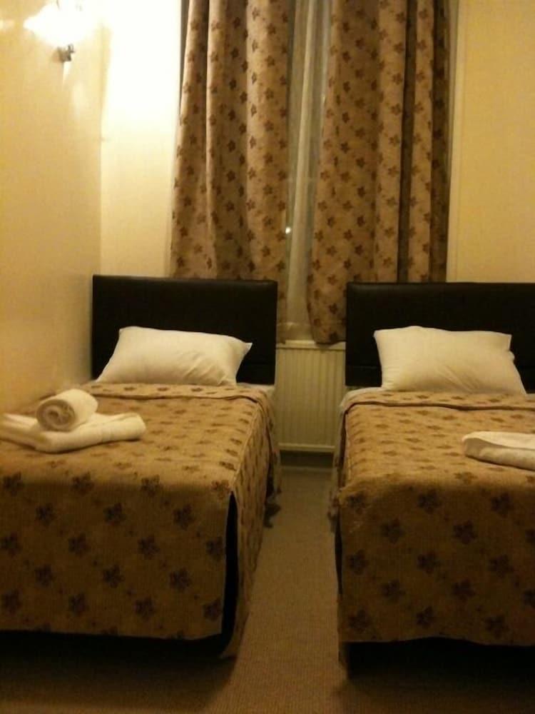 Crystal Lodge Hotel Room Type - Twin Room, Accessible, Shared Bathroom