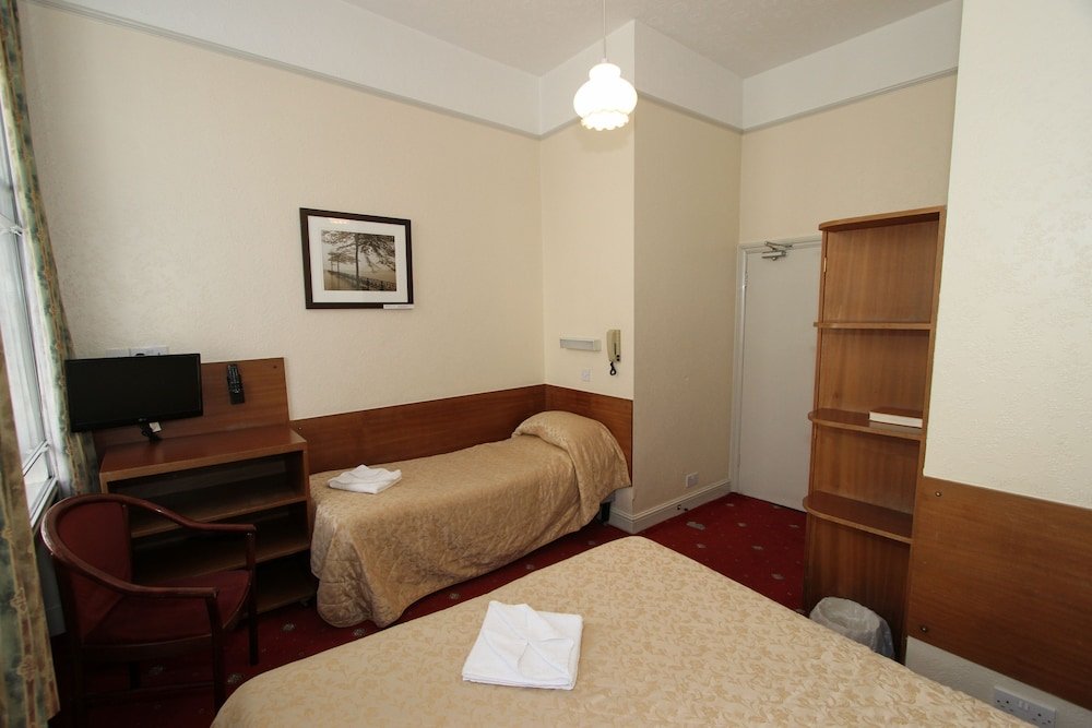The Ridgemount Hotel Room Type - Triple Room, Ensuite The Ridgemount Hotel Room Type - Triple Room, Ensuite