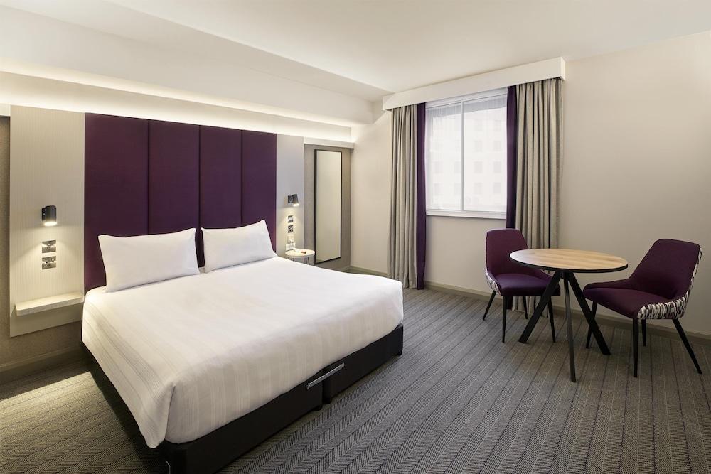 Premier Inn London Hackney Room Type - Standard Double Room, Roll-in Shower