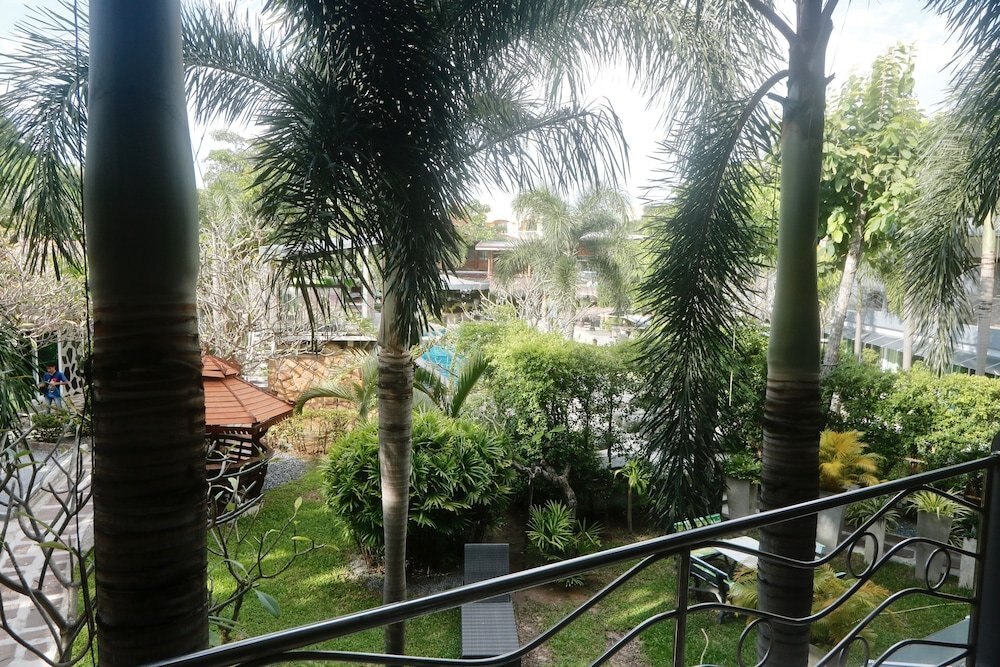Momento Resort Room Type - Comfort Room, 1 King Bed, Balcony, Park View