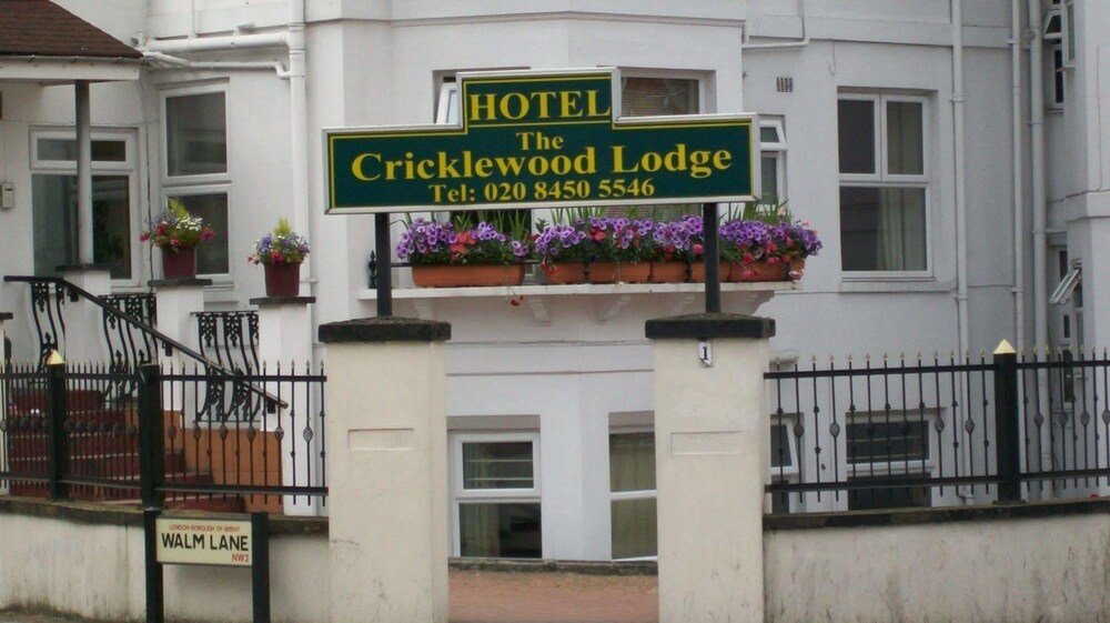 Cricklewood Lodge Hotel - Tap to explore photos