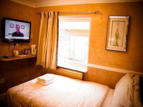Cricklewood Lodge Hotel - Tap to explore photos