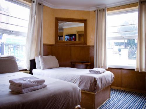 Cricklewood Lodge Hotel - Tap to explore photos