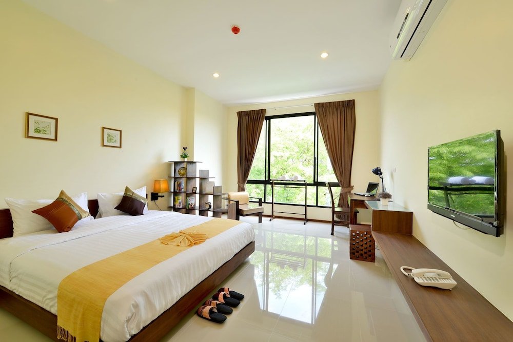 The Choice Hotel - Adults Only Room Type - Classic Studio, 1 King Bed, Non Smoking