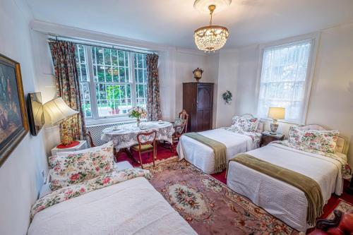 Juliette's Bed and Breakfast Room Type - Triple Room with Garden View Juliette's Bed and Breakfast Room Type - Triple Room with Garden View