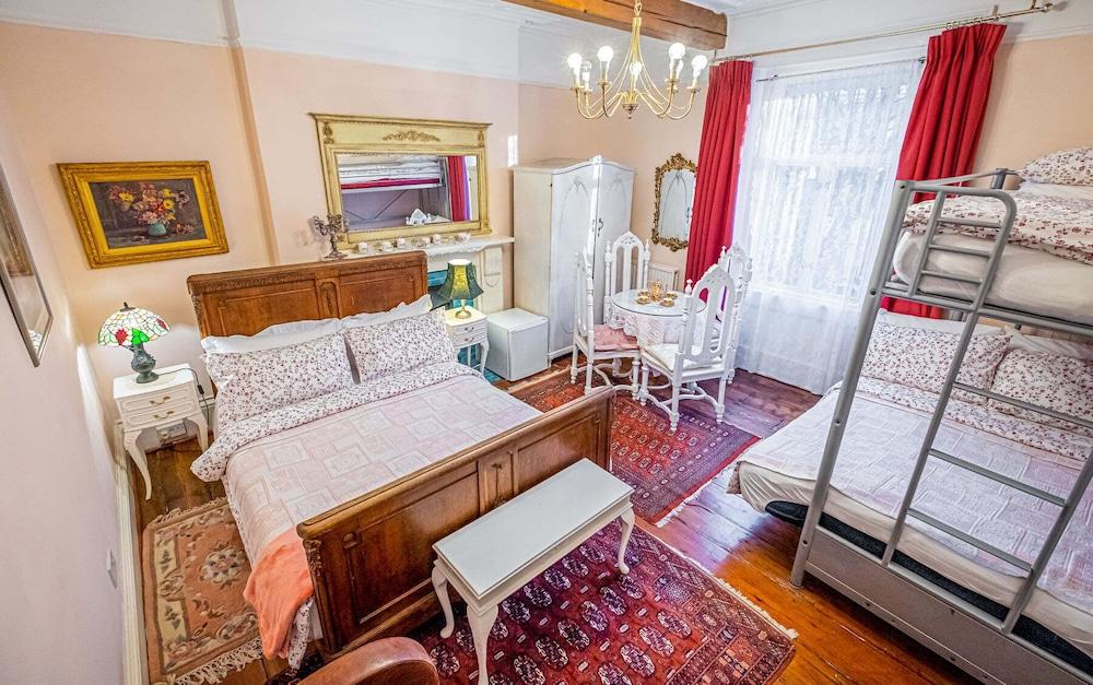 Juliette's Bed and Breakfast Room Type - Family Room Juliette's Bed and Breakfast Room Type - Family Room