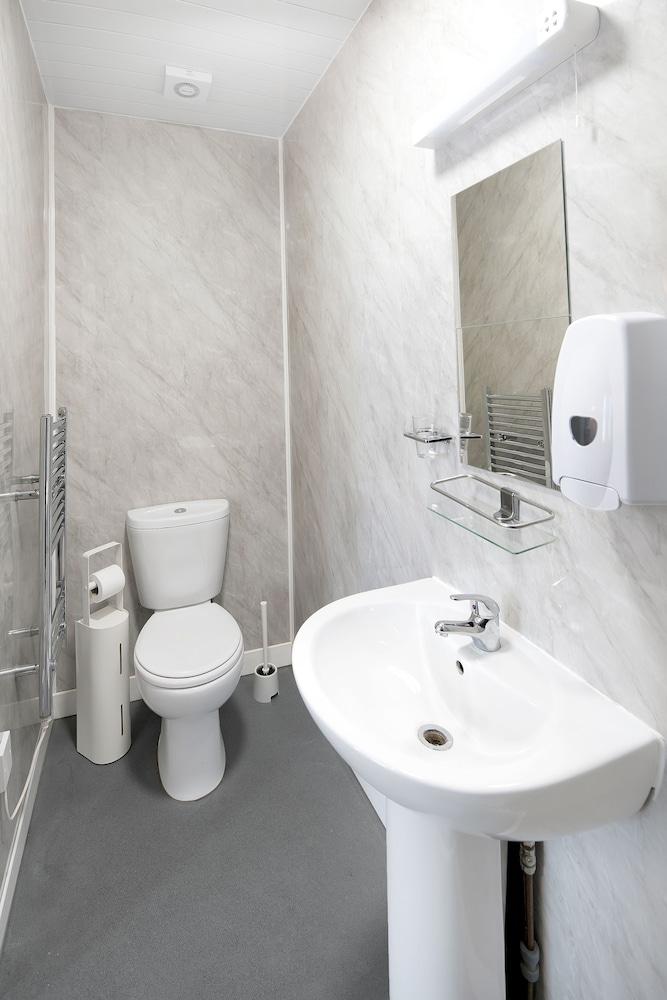 Flexistay Addiscombe Hotel - Tap to explore photos