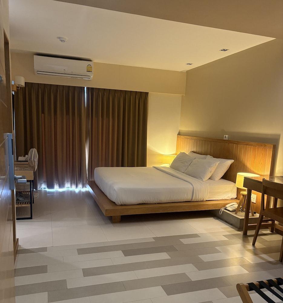 W14 Pattaya Room Type - Deluxe Room