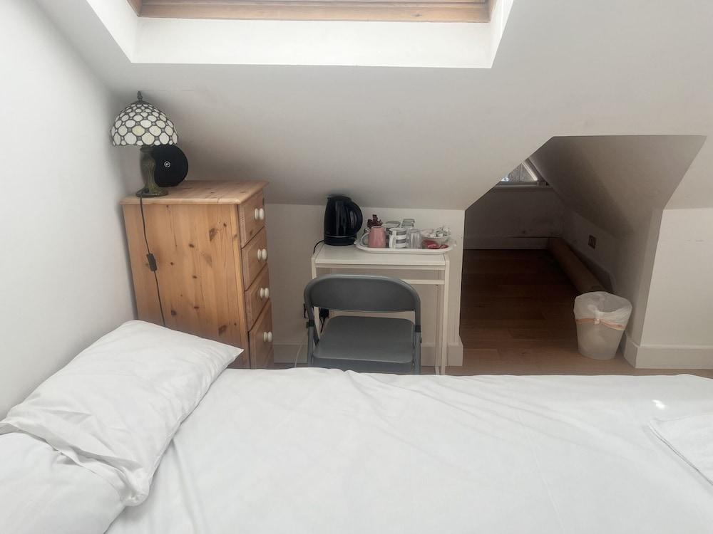 Kew Studios and Rooms Room Type - Standard Triple Room, Ensuite