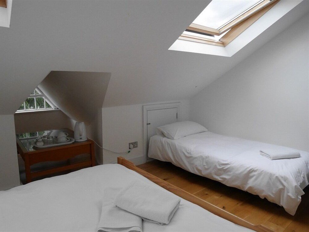 Kew Studios and Rooms - Tap to explore photos