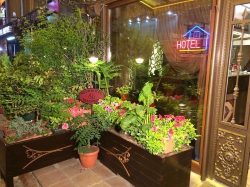 Hotel Nezih Istanbul - Tap to explore photos