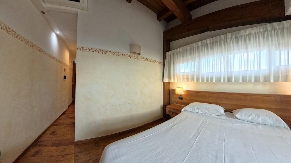 Hotel Aurora - Tap to explore photos