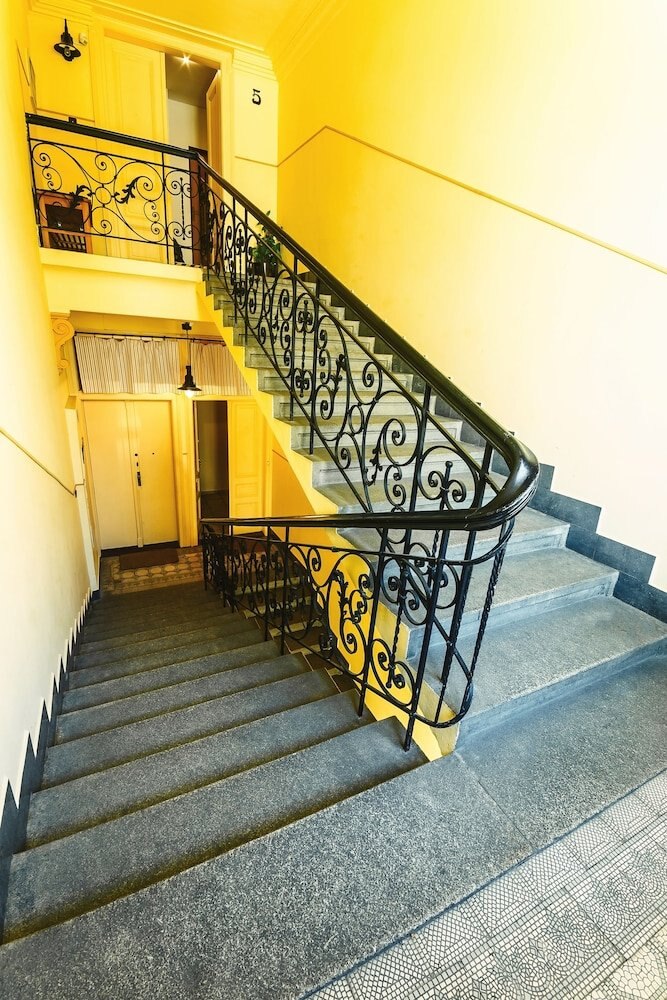 Hotel Merlin - Tap to explore photos