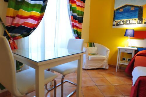 QuodLibet - Tap to explore photos