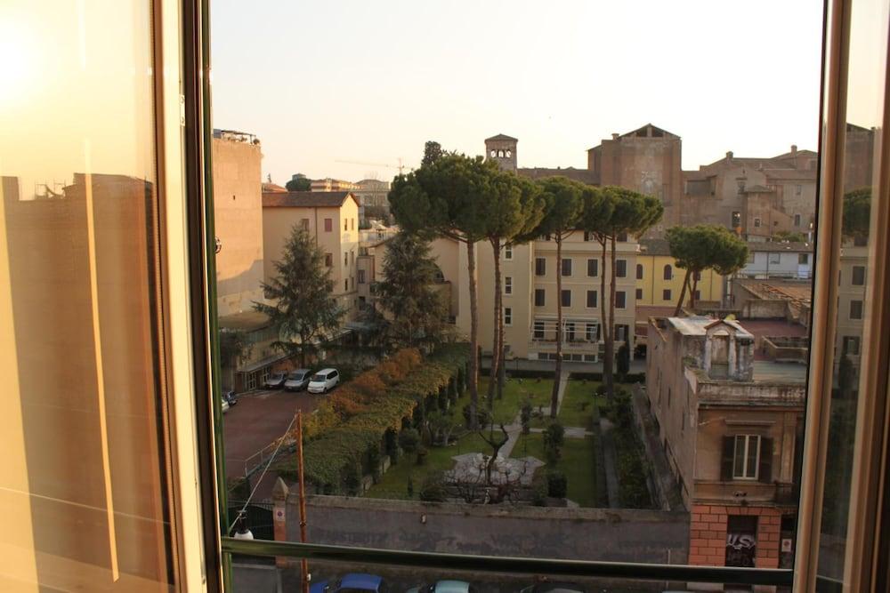 Colosseo Panorama - Tap to explore photos
