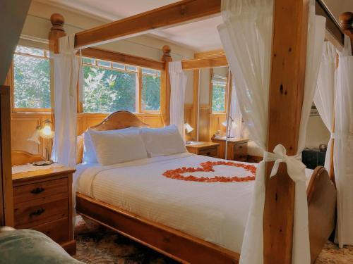 Arnica Views Room Type - Sunset Superior Queen Suite