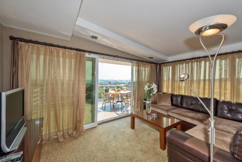 Vatan Asur Otel - Tap to explore photos