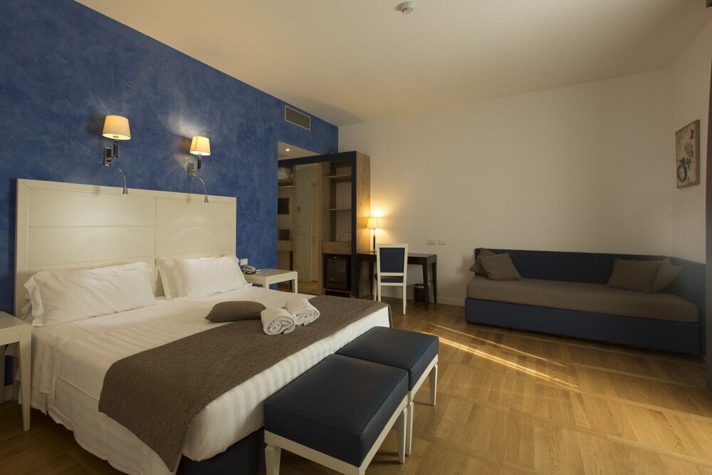 Floris Hotel Room Type - Deluxe Quadruple Room Floris Hotel Room Type - Deluxe Quadruple Room
