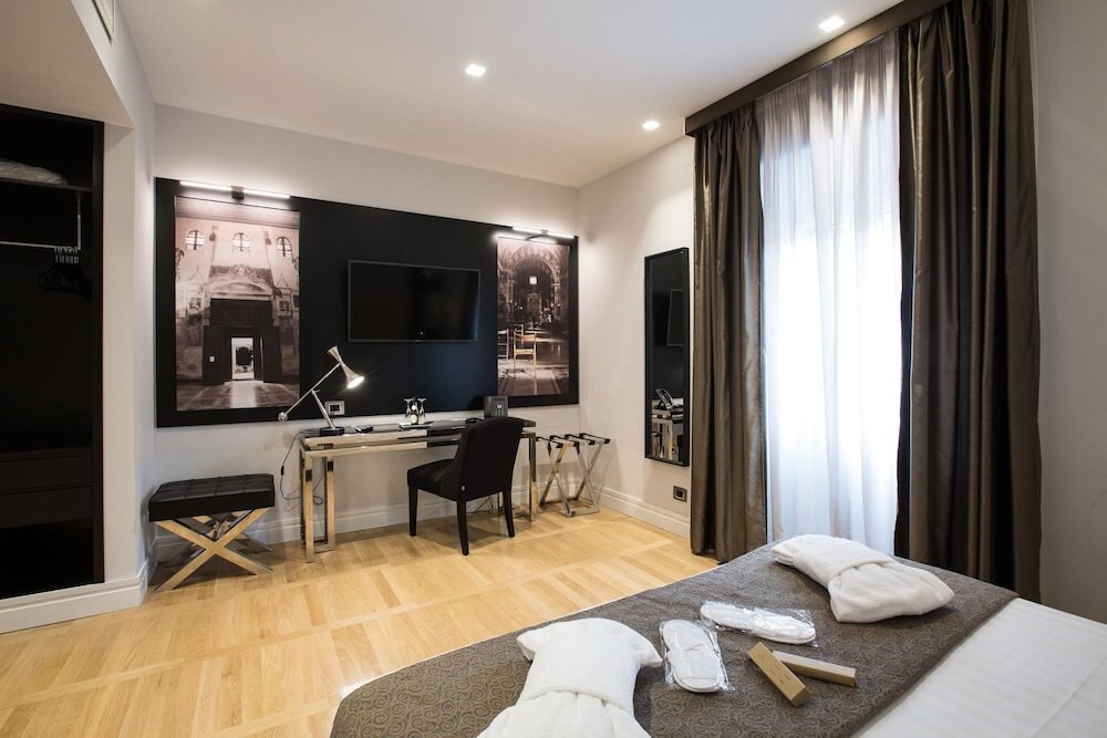 Floris Hotel Room Type - Deluxe Double Room