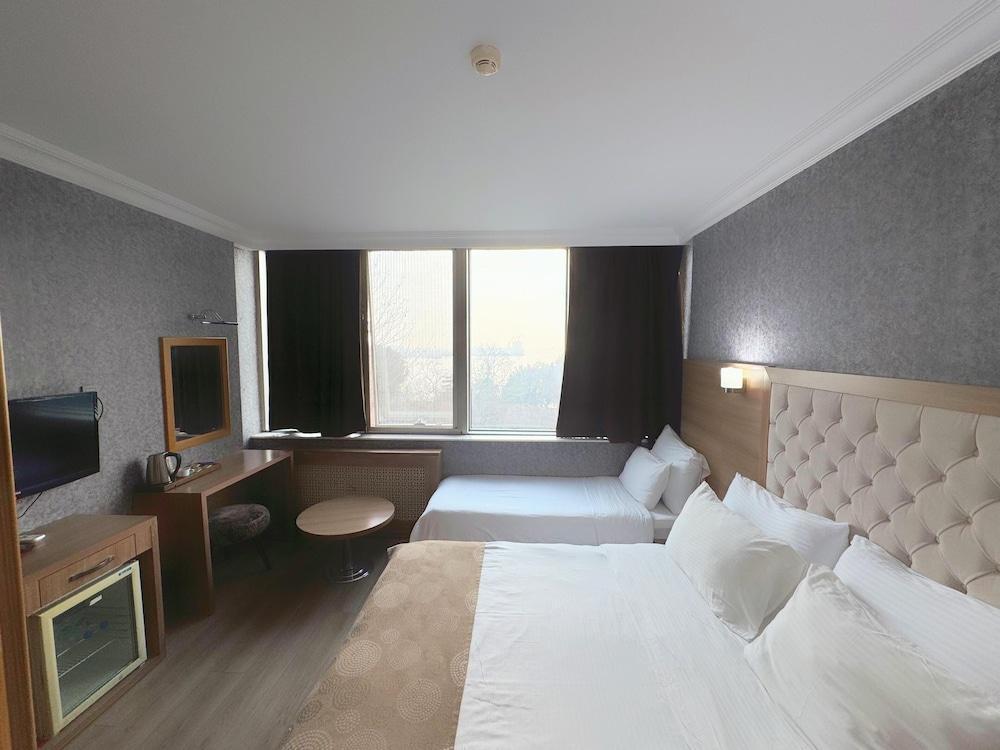Lounge Boutique Hotel Room Type - Standard Triple Room