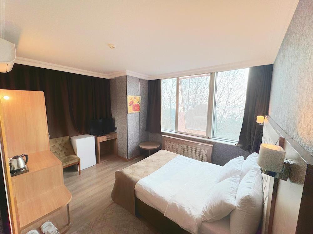 Lounge Boutique Hotel Room Type - Deluxe Double Room