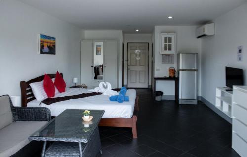 Deng's kamala beach Guesthouse Room Type - Deluxe Double Room with Balcony