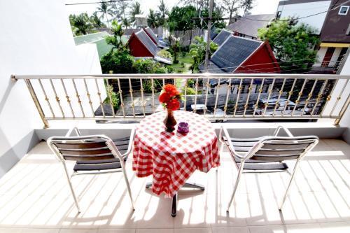 Deng's kamala beach Guesthouse - Tap to explore photos