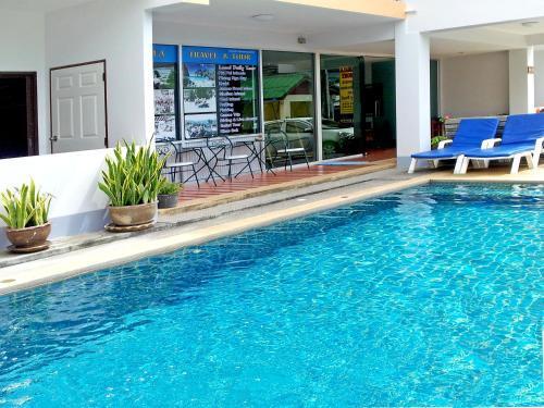 Deng's kamala beach Guesthouse - Tap to explore photos