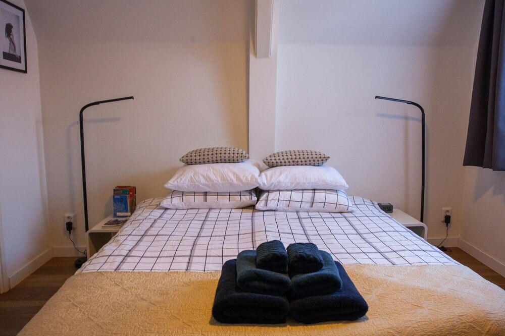 Kuwadro Guesthouse Jordaan - Tap to explore photos