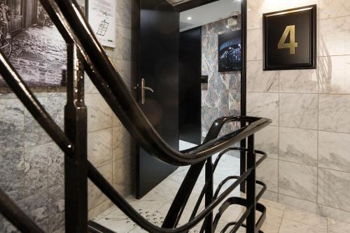 Hotel Montparnasse St Germain - Tap to explore photos