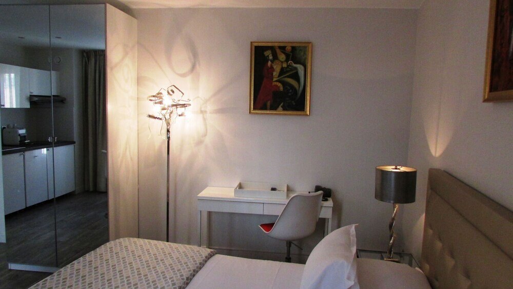 Residence Hoteliere Champ de Mars - Tap to explore photos