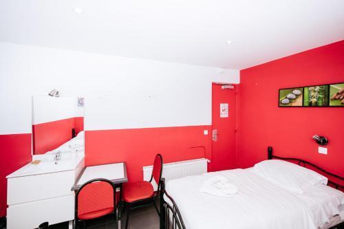 Hotel De La Poste Room Type - Triple Room with Shared Bathroom
