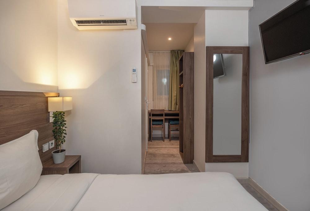 Hotel La Perle Montparnasse Room Type - Comfort Double Room, Courtyard Area Hotel La Perle Montparnasse Room Type - Comfort Double Room, Courtyard Area