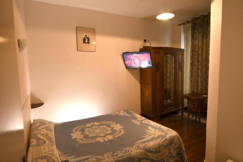 Hotel d'Orléans Paris Gare de l'Est Room Type - Double Room with Shared Bathroom and Shared Toilet