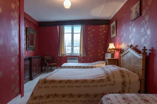 Hôtel Esmeralda Room Type - Quadruple Room view on Noter-Dame 