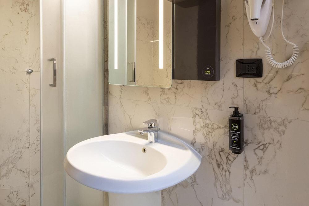 B&B Hotel Roma Trastevere - Tap to explore photos