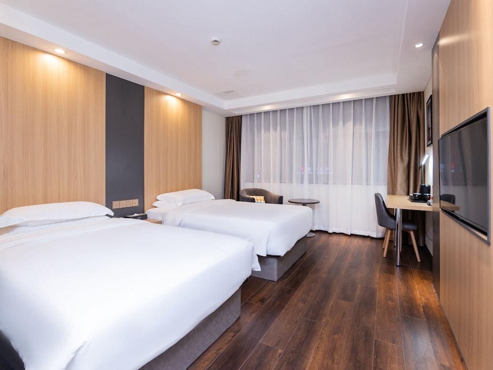 Country Inn & Suites by Radisson Room Type - Premier Twin Room, Vision Accessible