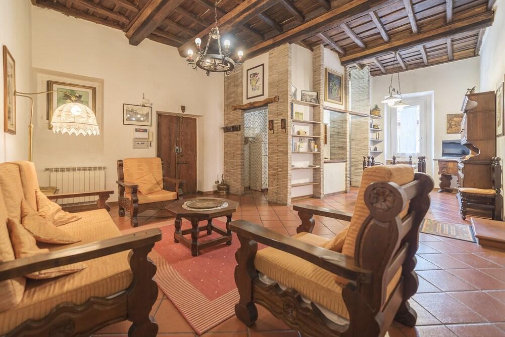 Trastevere Roomy Apartment - Tap to explore photos