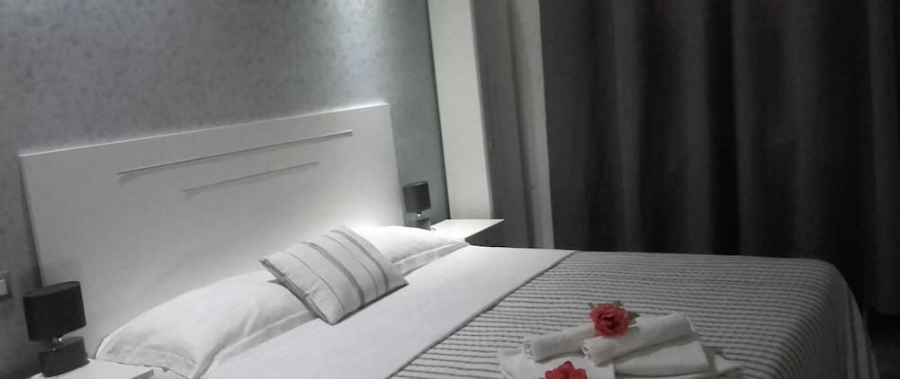 Arts & Rooms Room Type - Deluxe Triple Room, 1 Bedroom, Ensuite, City View (External) Arts & Rooms Room Type - Deluxe Triple Room, 1 Bedroom, Ensuite, City View (External)