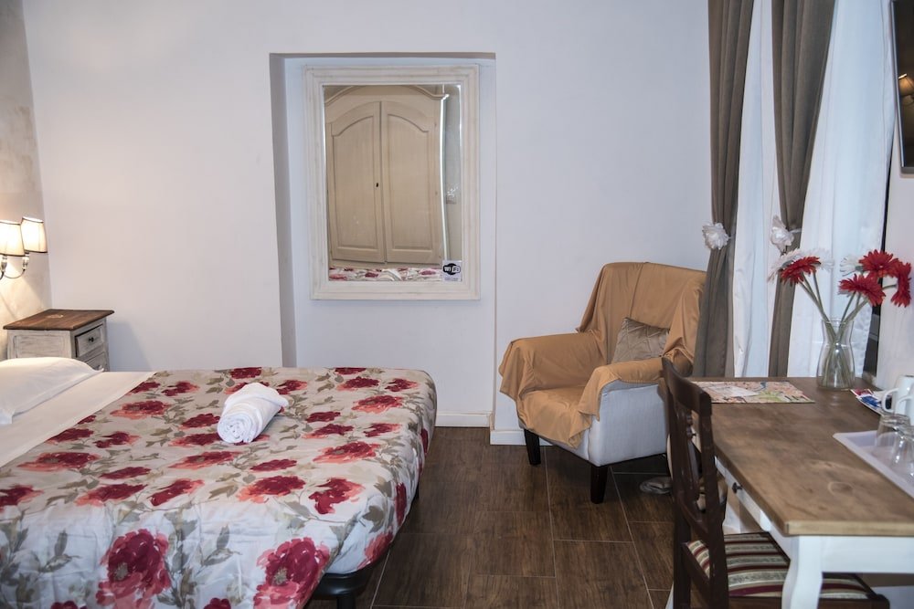 Juno Pantheon Room Type - Double Room (with lounge)