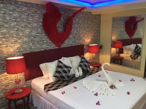 Fong Kaew and Baan Nang Fa Guesthouse - Tap to explore photos