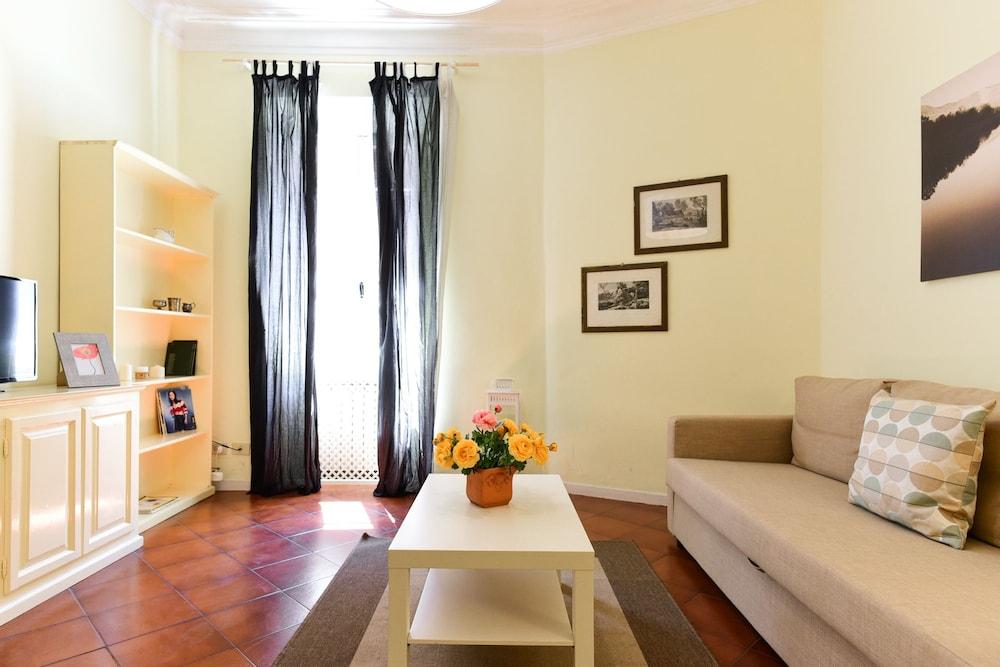 Via Giulia Charming Apartment - Tap to explore photos