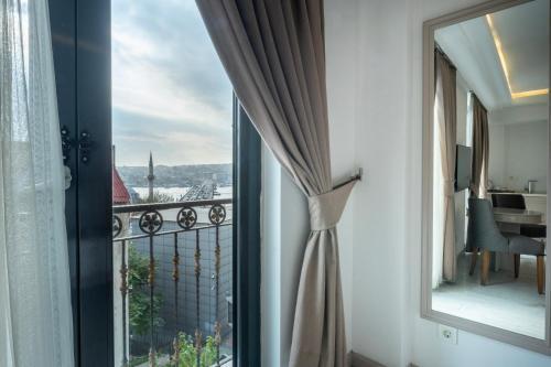 Perla Galata Hotel Room Type - Deluxe Partial Sea View Perla Galata Hotel Room Type - Deluxe Partial Sea View