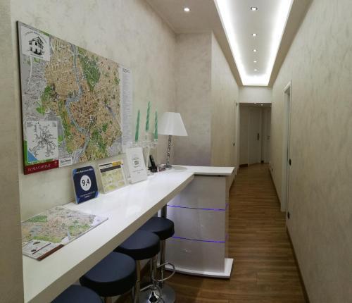 Luxury Rome Savini Guest House - Tap to explore photos